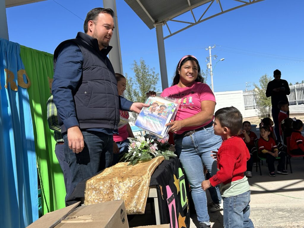 img_0423-1024x768 Entrega de útiles escolares beneficia a 82 niños y niñas del preescolar David Alfaro Siqueiros