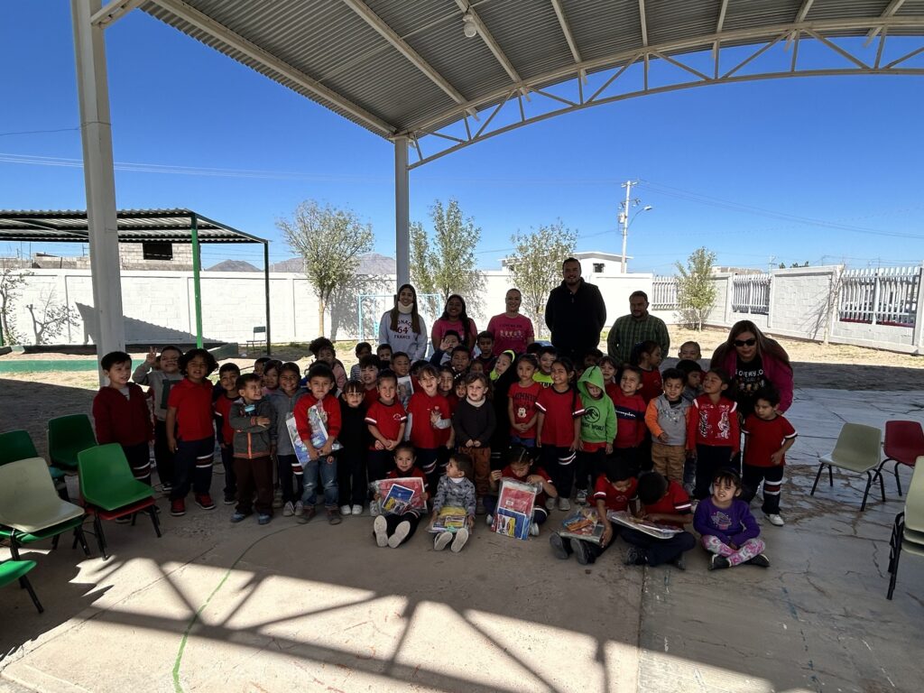 img_0424-1024x768 Entrega de útiles escolares beneficia a 82 niños y niñas del preescolar David Alfaro Siqueiros
