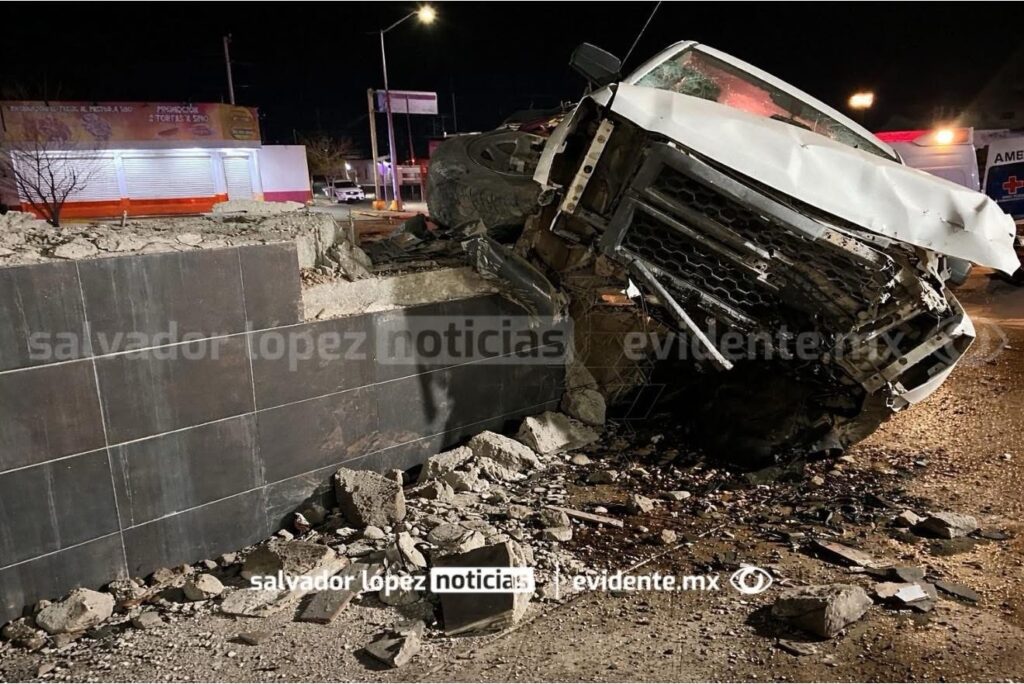 img_2238-1024x684 Silverado se impacta contra glorieta Gómez Morín y provoca daños materiales