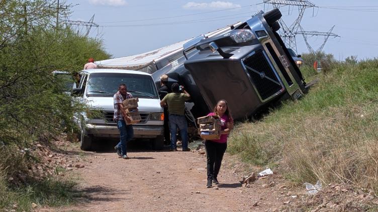 img_7799 Rapiña en carretera a Delicias; vuelca tráiler con queso crema